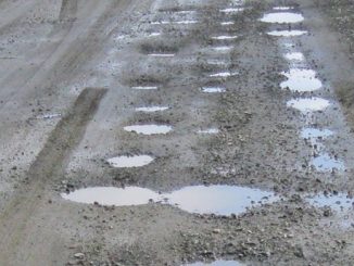 Bild på en gropig grusväg