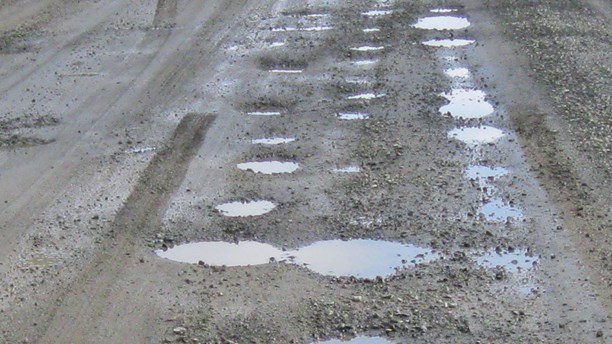 Bild på en gropig grusväg