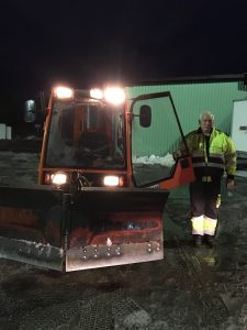 Bild på Håkan Ahlgren bredvid en av alla hans fordon