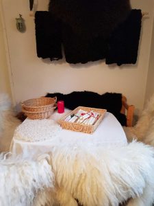 Bild från en butik där de säljer fårskinn, ljus mm