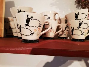 Bild på kaffemuggar med får på