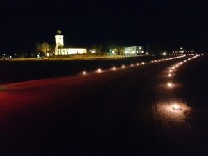 Bild på ljusmarschaller som lyser upp vägen mot Fellingsbro kyrka