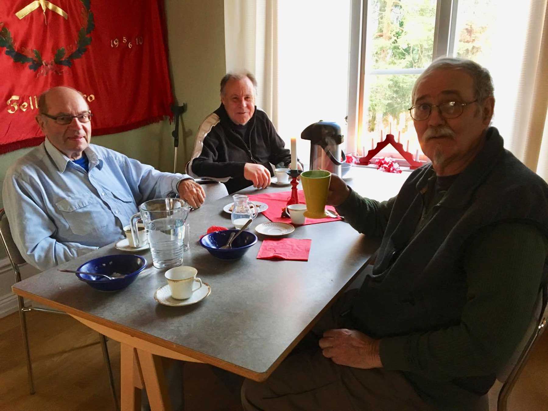 Bild på Östen Norberg, Arne Johnsson och Alf Frohm som sitter och äter gröt och skinksmörgås på Olofsborg