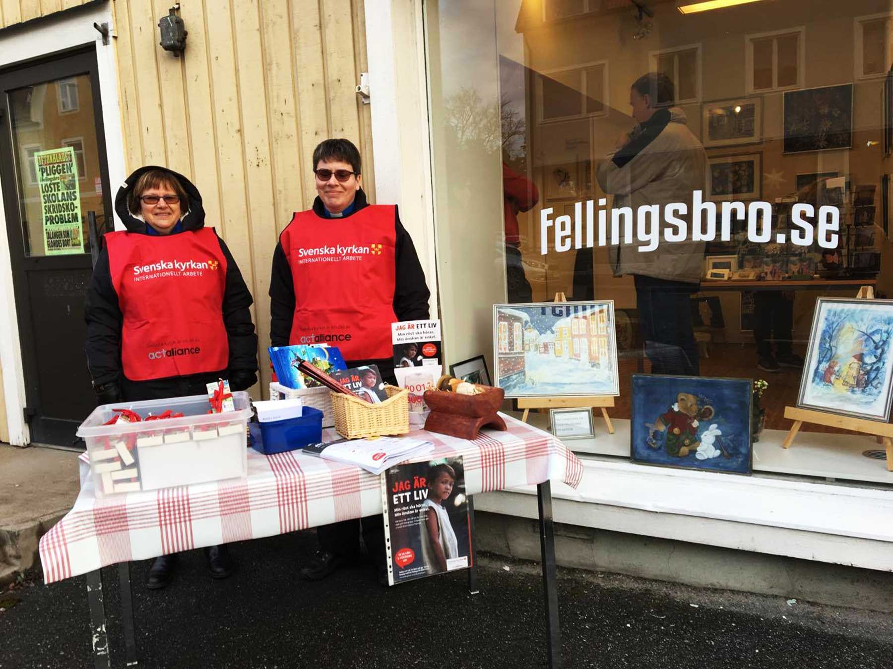 Bild på Kristina Eriksson och Helena Björzén från Svenska kyrkan sålde saker till förmån för behövande utanför Sockenstugan i Fellingsbro