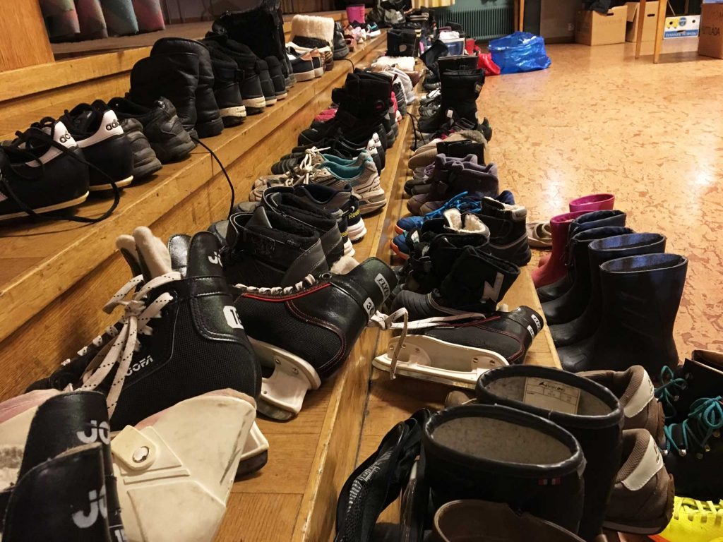 Bild på skor och skridskor som gick att fynda för några guldmynt