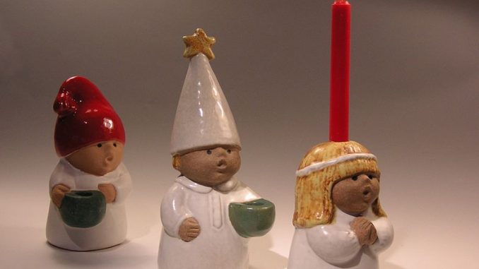Bild på en lucia, stjärngosse och en tomte i porslin
