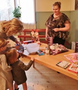 En bild på Caroline säljer lotter på julgransplundringen