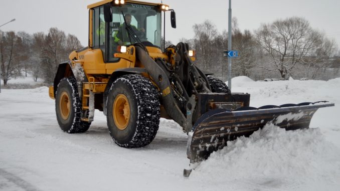 En bild Patrik Larsson från Ahlgrens åkeri när han kör en plogbil