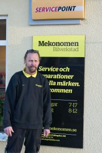 En bild på Peter Fryxell utanför Mekonomen