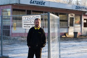 En bild på Peter Fryxell utan för Rosas grill