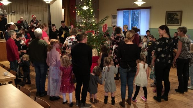 Bild på dans kring granen