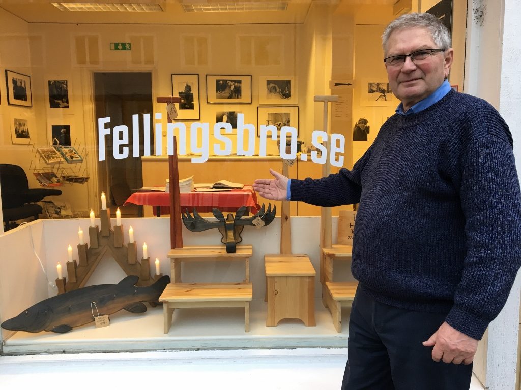 Bild på Karl Arne Löthgren utanför fönstret till Fellingsbro.se