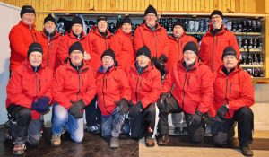 En bild på Knytgubbarna med nya jackor, foto Lena Kallionpää