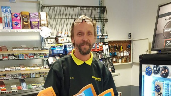 En bild på Peter bakom disken inne på Mekonomen