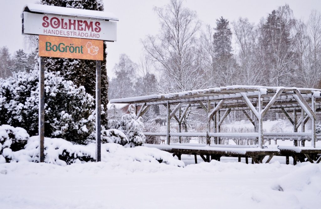 En bild på skylten utanför Solhems handelsträdgård