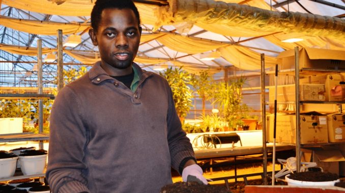 En bild på Robert som väntar på utvisningsbeslut