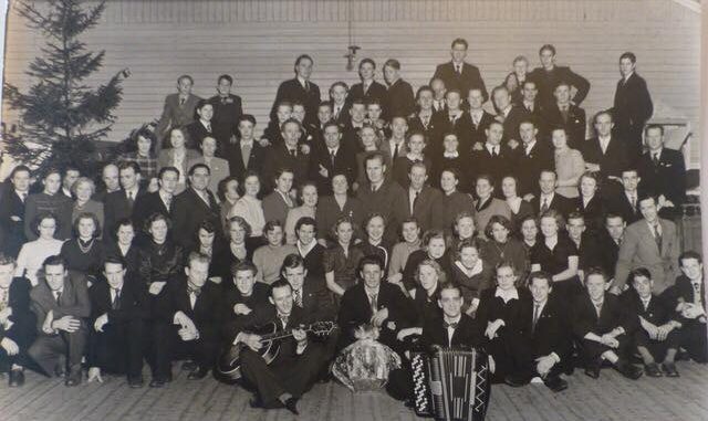 En bild på en grupp människor i samband med en facklig fest inne på Olofsborg från 50 talet