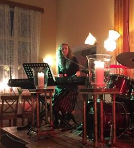 Bild på sångaren vid uppträdandet på Ullergården