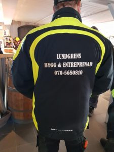 En på ryggen på jacka med texten Lundgrens bygg och entreprenad