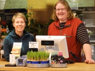 En bild på Angelica & Pernilla som tagit över Solhems handelsträdgård