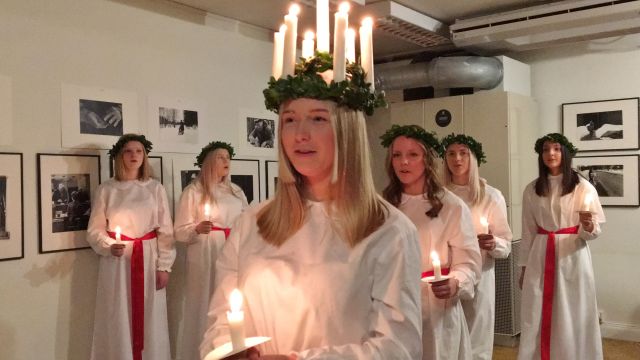 Bild på Lucia och tärnor som går ut ur rummet