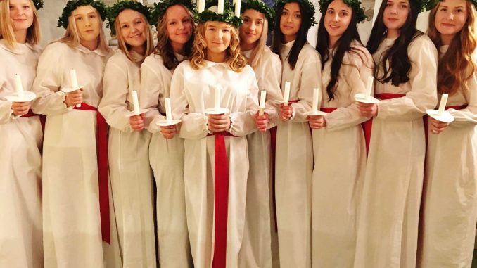 Bild på Fellingsbro lucia med tärnor inne i kyrkan